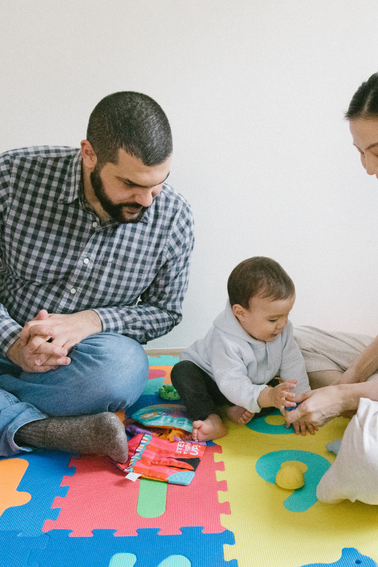 Tapis d’éveil : à quel âge et comment l’utiliser pour stimuler bébé en douceur ?
